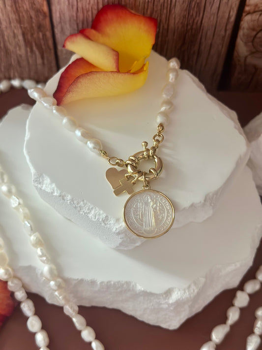 A Collar de perlas naturales y medalla de San Benito en nacar