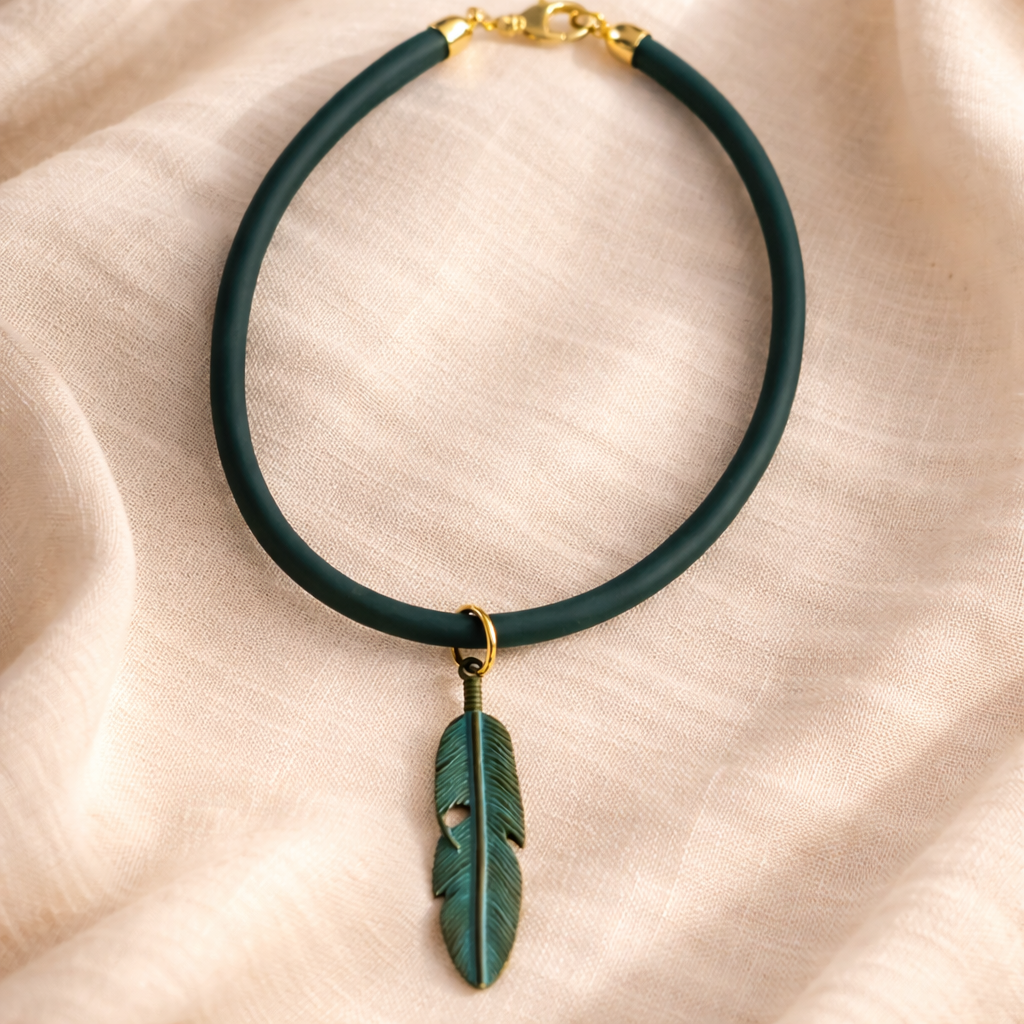 Choker en cuero verde con dije de hoja