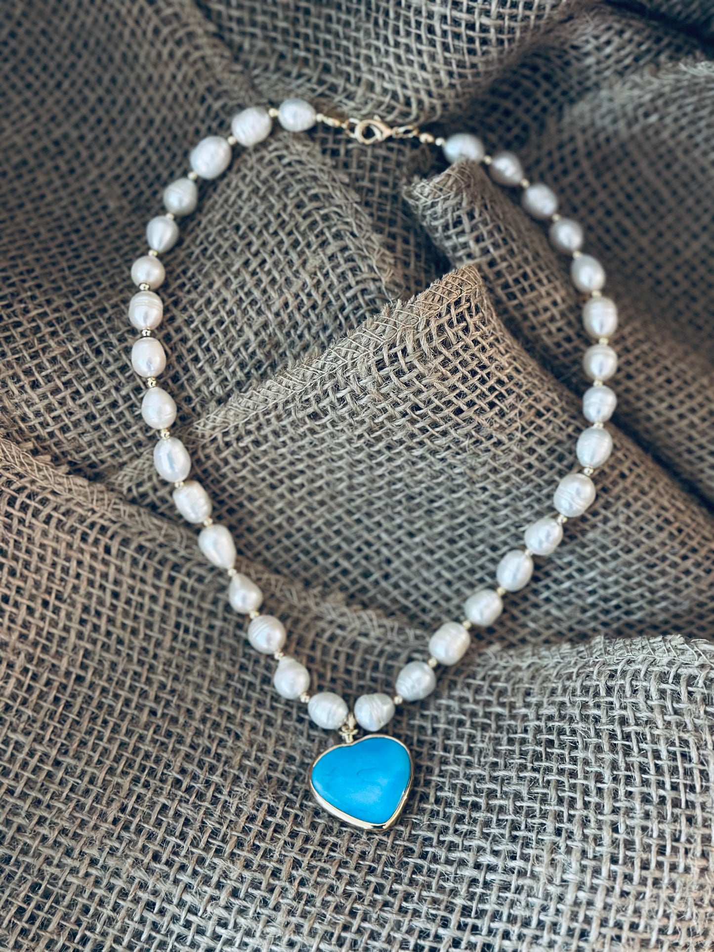 A Collar de Perlas naturales con dijes de Corazón 🩵🖤