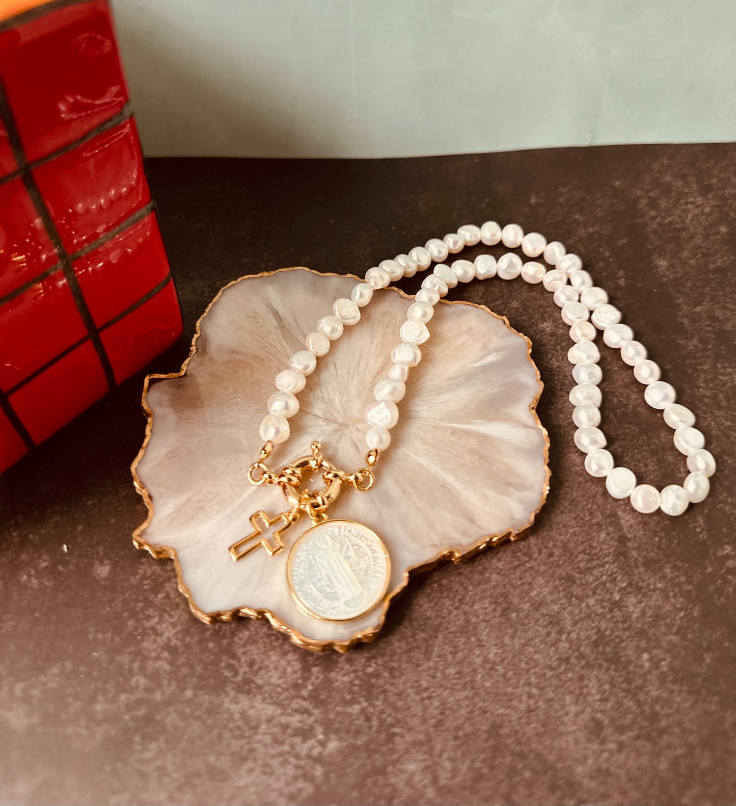 A Collar de perlas naturales y medalla de San Benito en nacar
