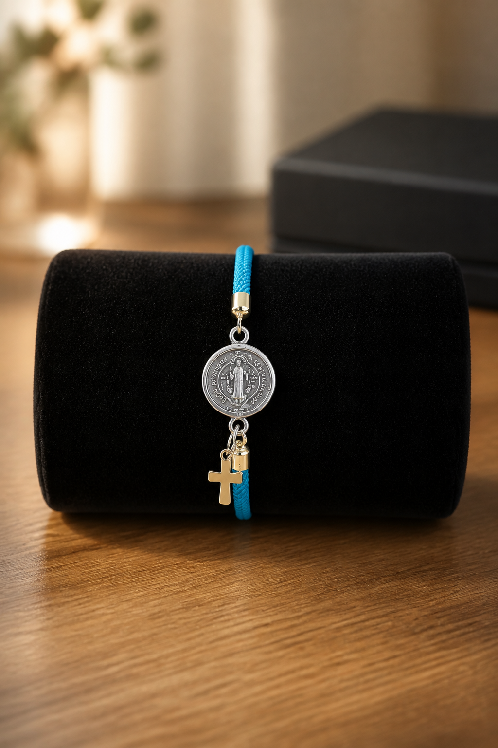 A Pulseras de cordón con dijes de San Benito y Cruz