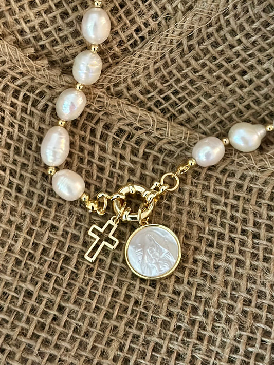 A- Collar de Perlas naturales con medalla de la Virgen de Coromoto