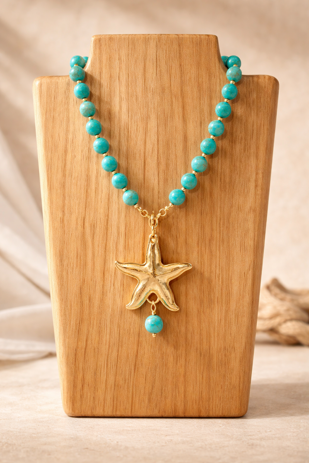A Collar de piedras Turquesa y dije de Estrella con baño de oro 18k