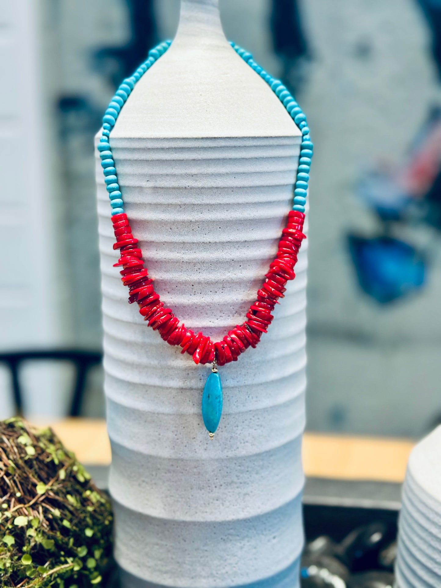 A Collar en coral y turquesa