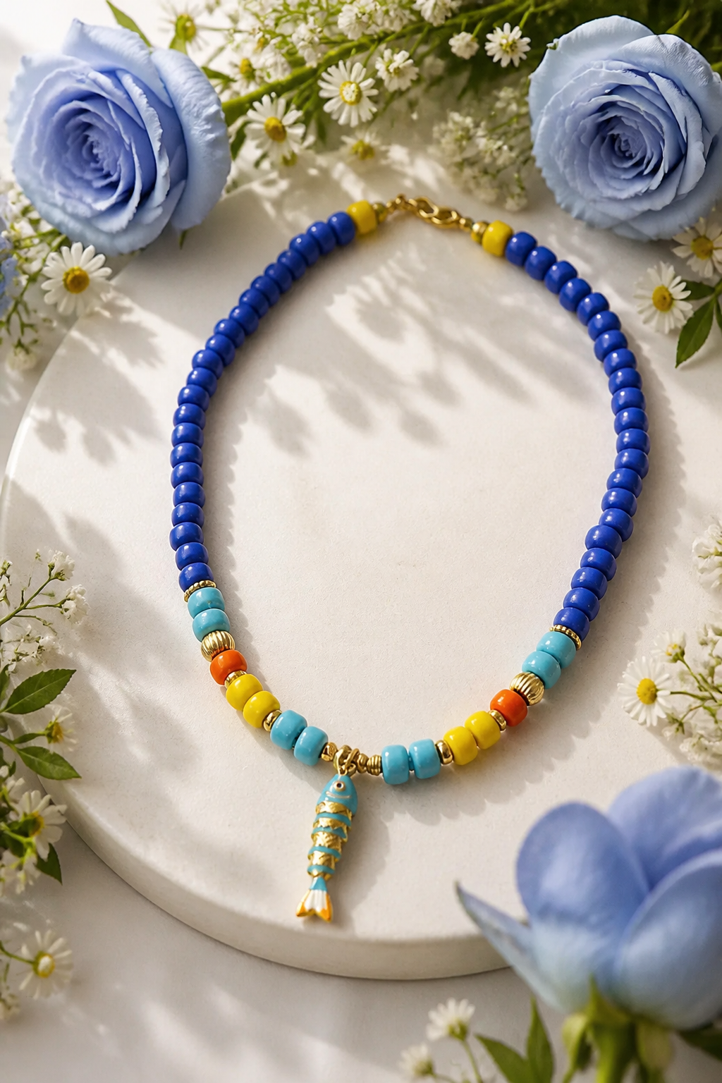 A Collar de cuentas de Vidrio azul con dije de Pez