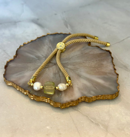 Pulseras en cordón beige con piedra Jade y perlas