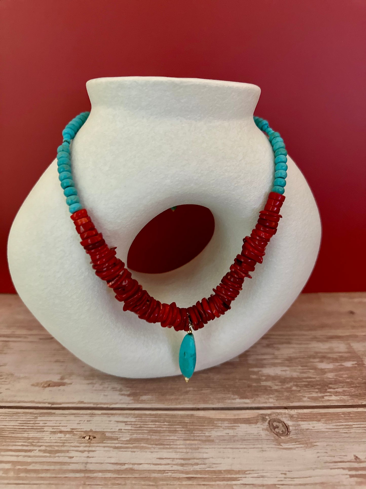 A- Collar en coral y turquesa