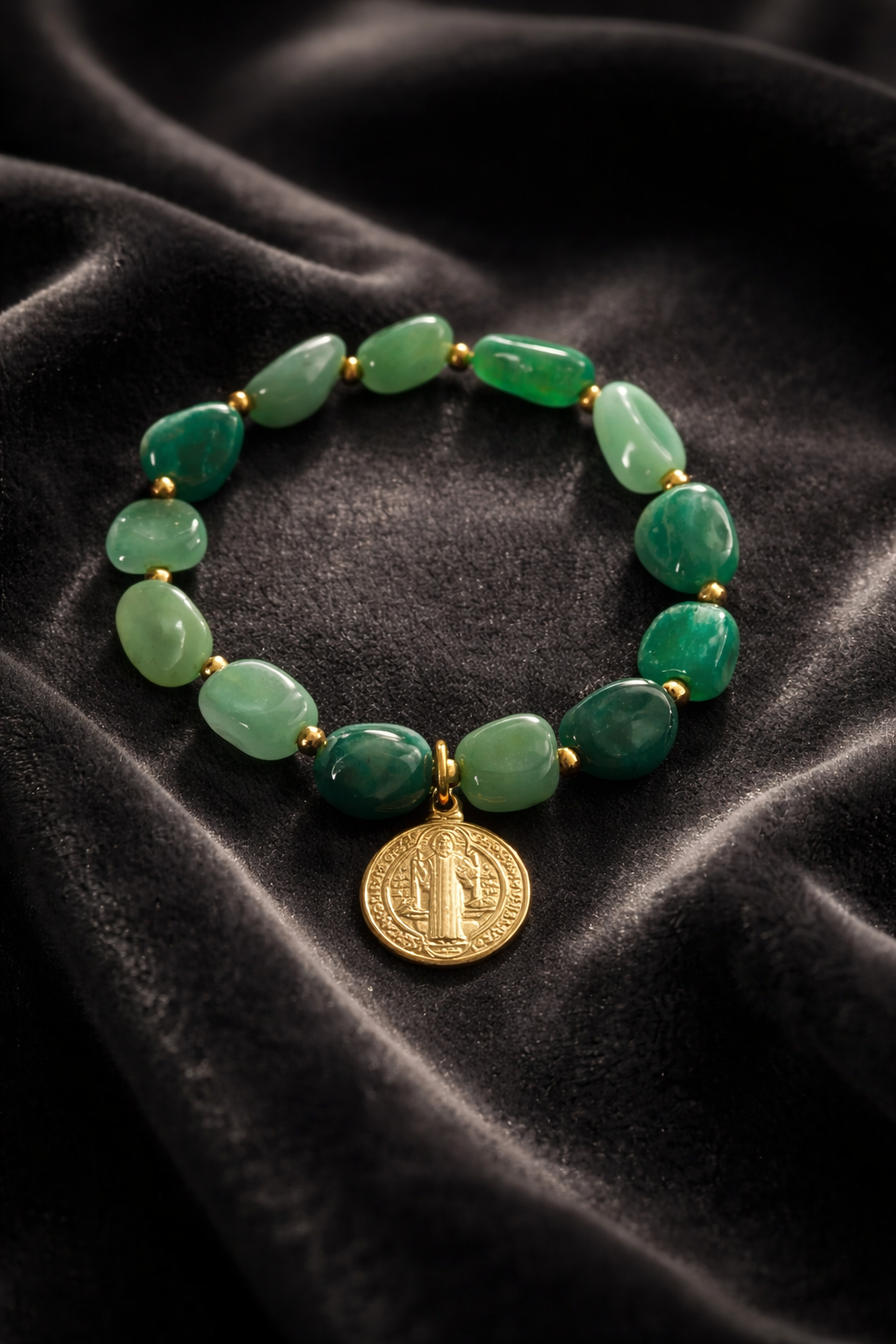 A Pulsera de piedras Jade con medalla de San Benito