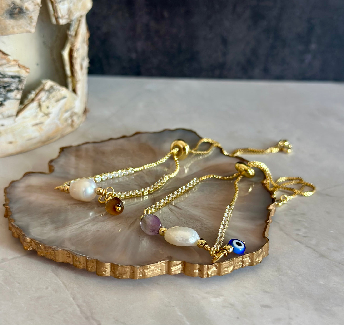 Pulseras en cadenas con dijes de Perlas y piedras