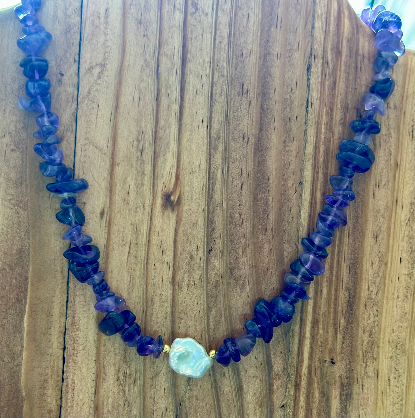 A- Collar en piedra Amatista con Perla natural