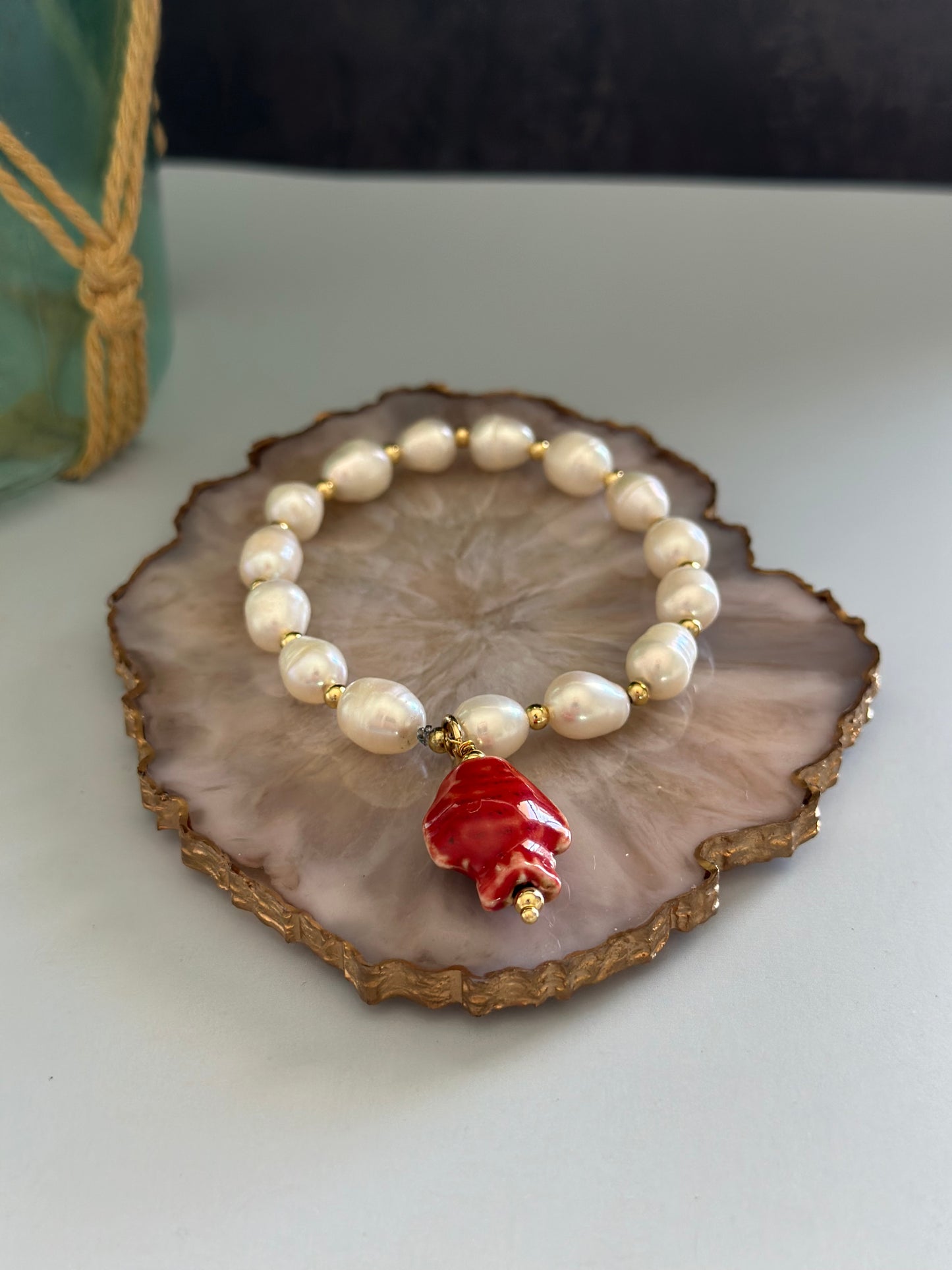 A Pulseras de Perla natural con dije de pez 🐟 de cerámica