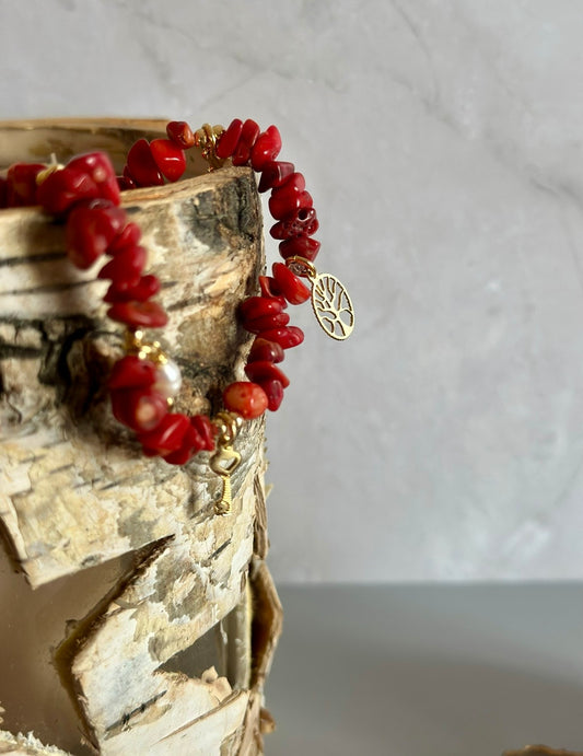 A Pulseras de Coral rojo con dijes de la suerte