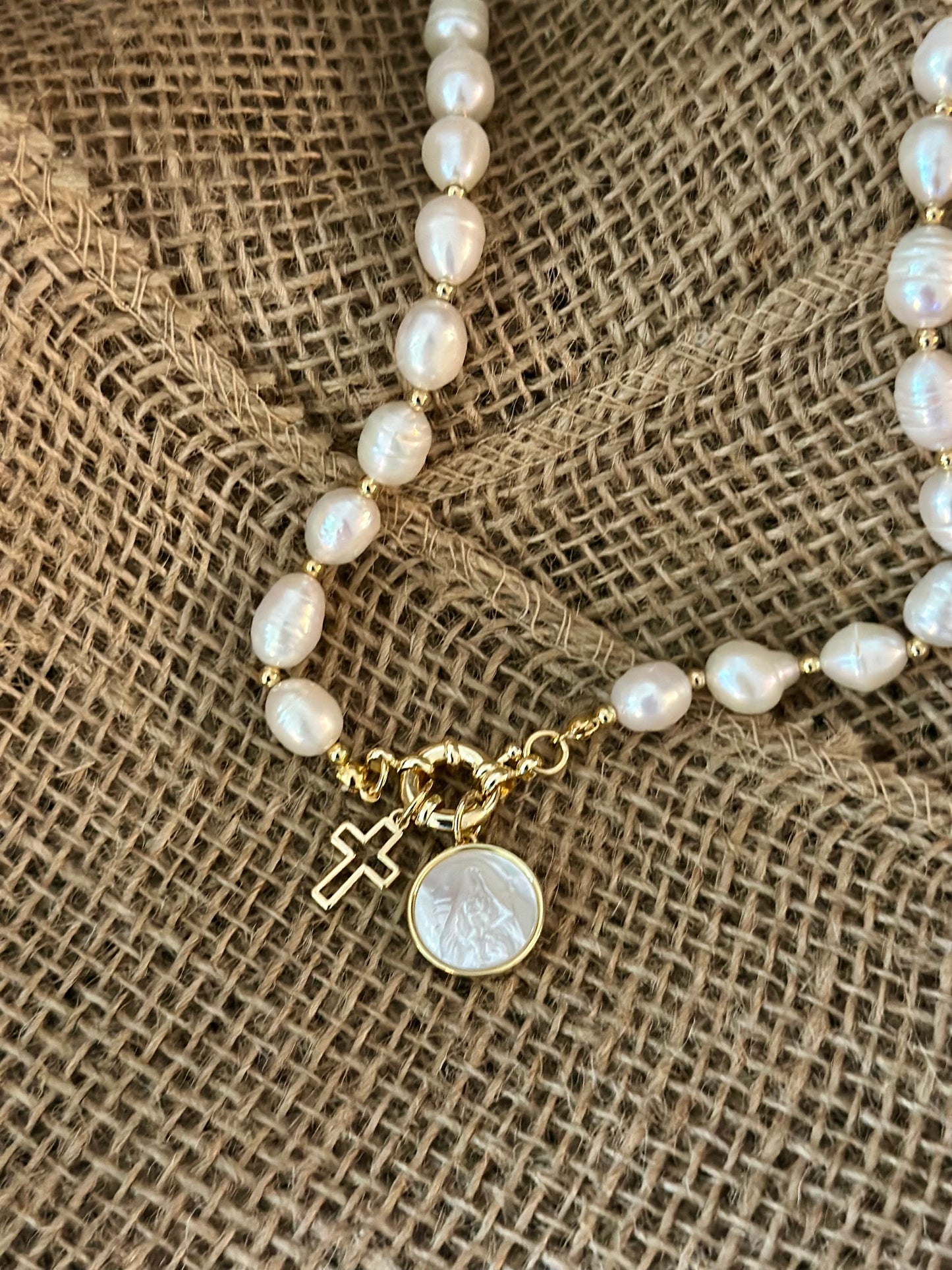 A- Collar de Perlas naturales con medalla de la Virgen de Coromoto