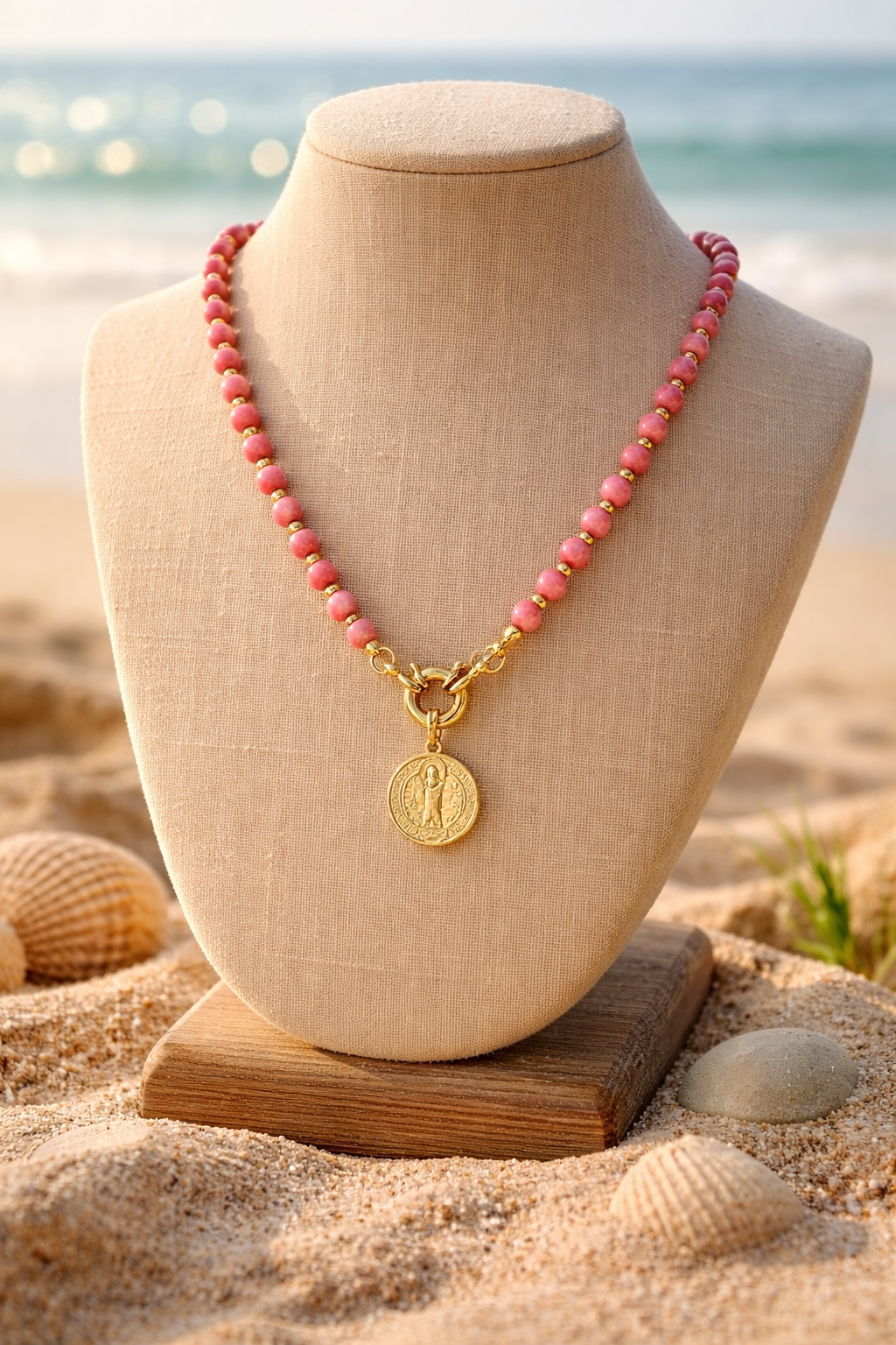 Collar con piedras Ágatas y medalla de San Benito