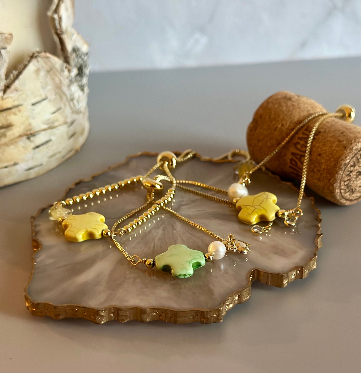 Pulseras en cadena con dijes de Cruz