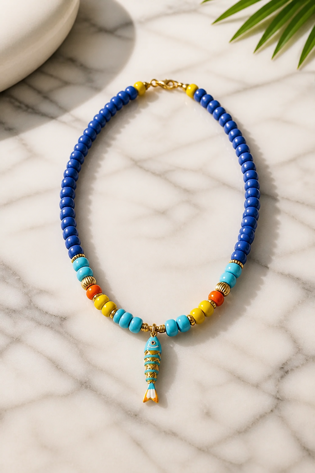 A Collar de cuentas de Vidrio azul con dije de Pez