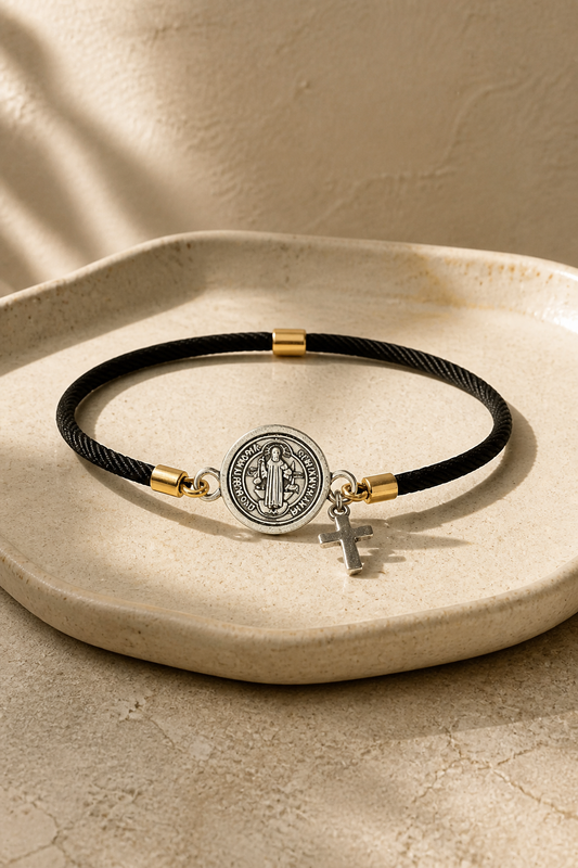 A Pulseras de cordón con dijes de San Benito y Cruz