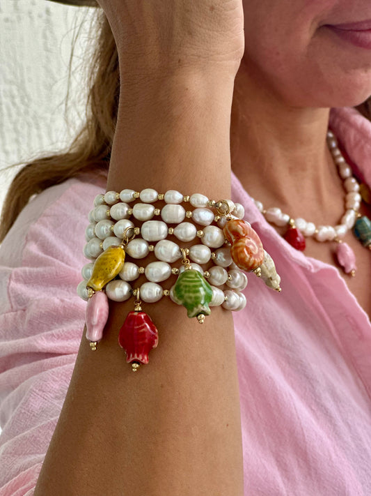 A Pulseras de Perla natural con dije de pez 🐟 de cerámica