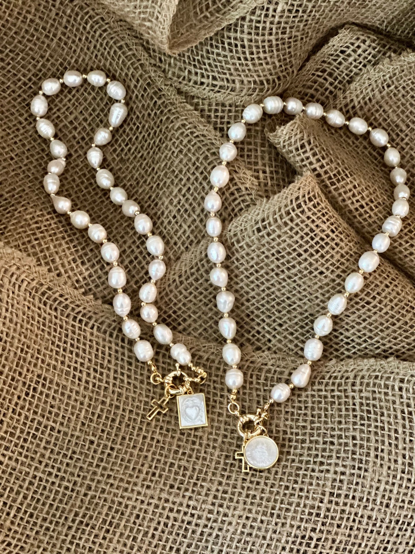 A Collar de Perlas naturales con medalla del Sagrado Corazón