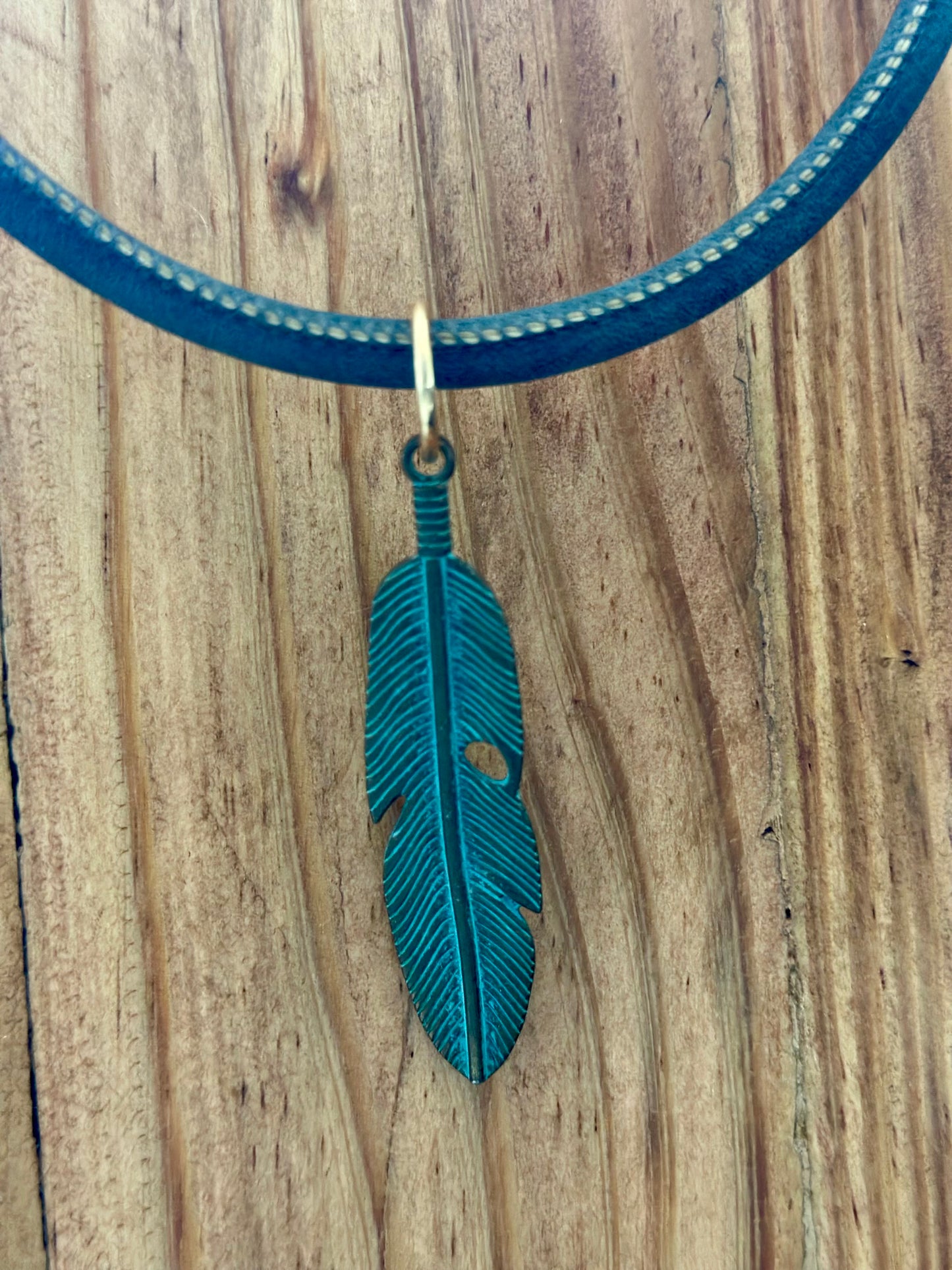 Choker en cuero verde con hoja