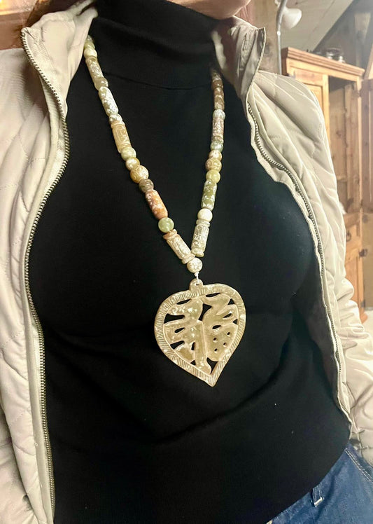 A Collar de Jade con dije de hoja tallada