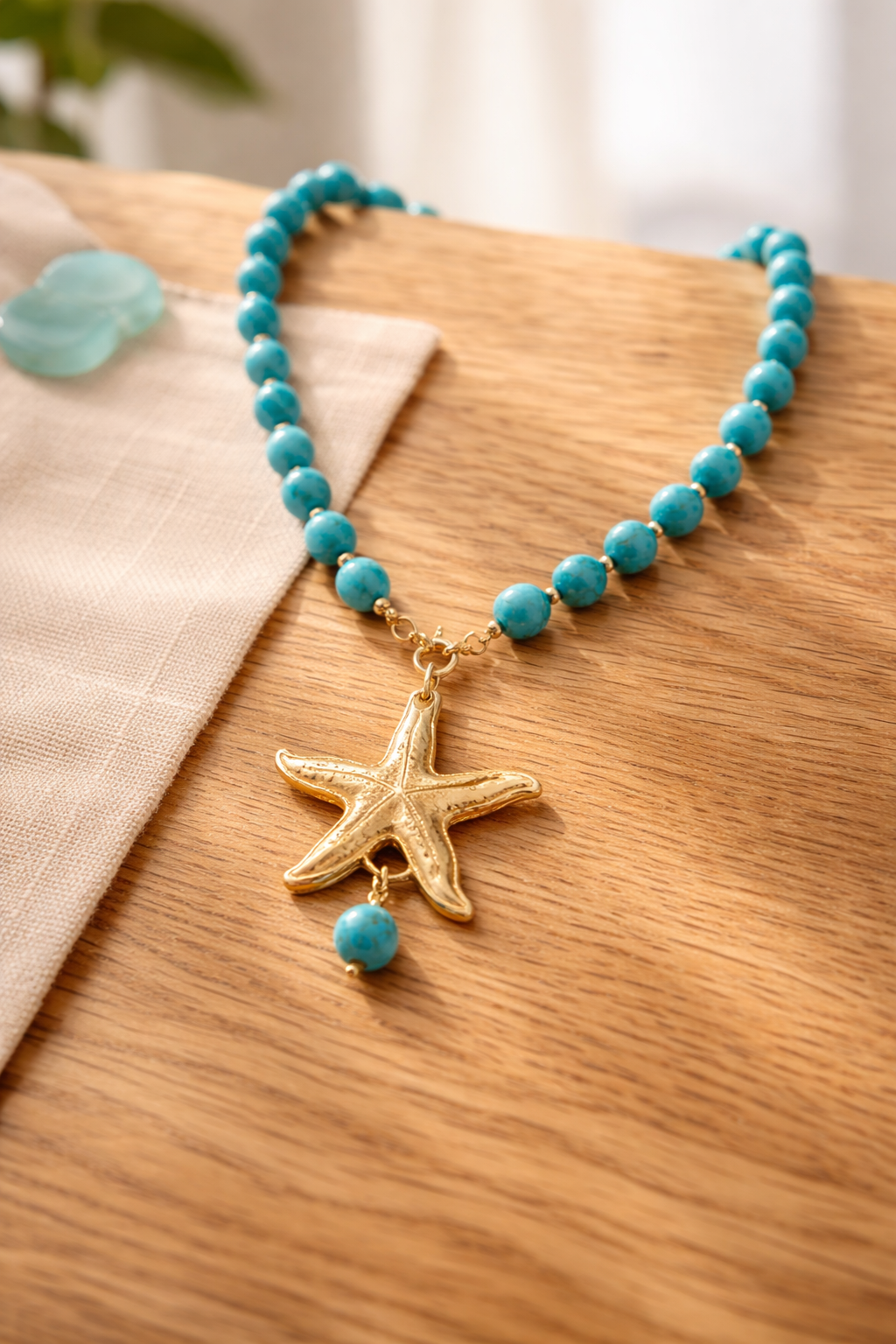 A Collar de piedras Turquesa y dije de Estrella con baño de oro 18k