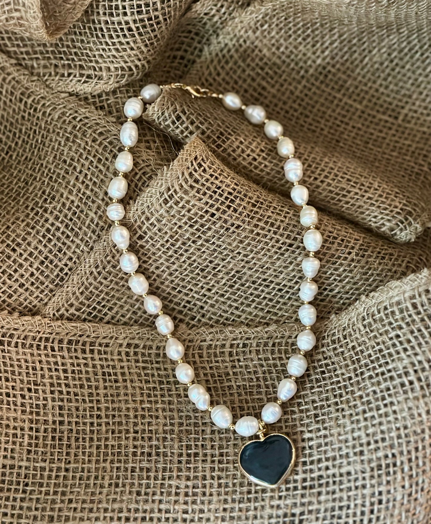 A Collar de Perlas naturales con dijes de Corazón 🩵🖤