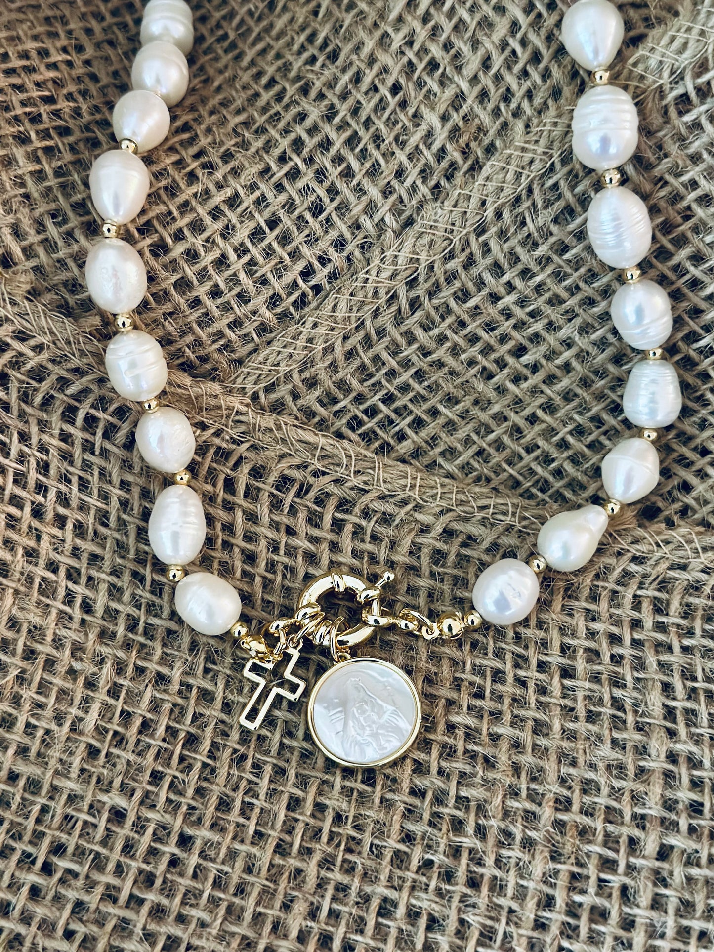 A- Collar de Perlas naturales con medalla de la Virgen de Coromoto