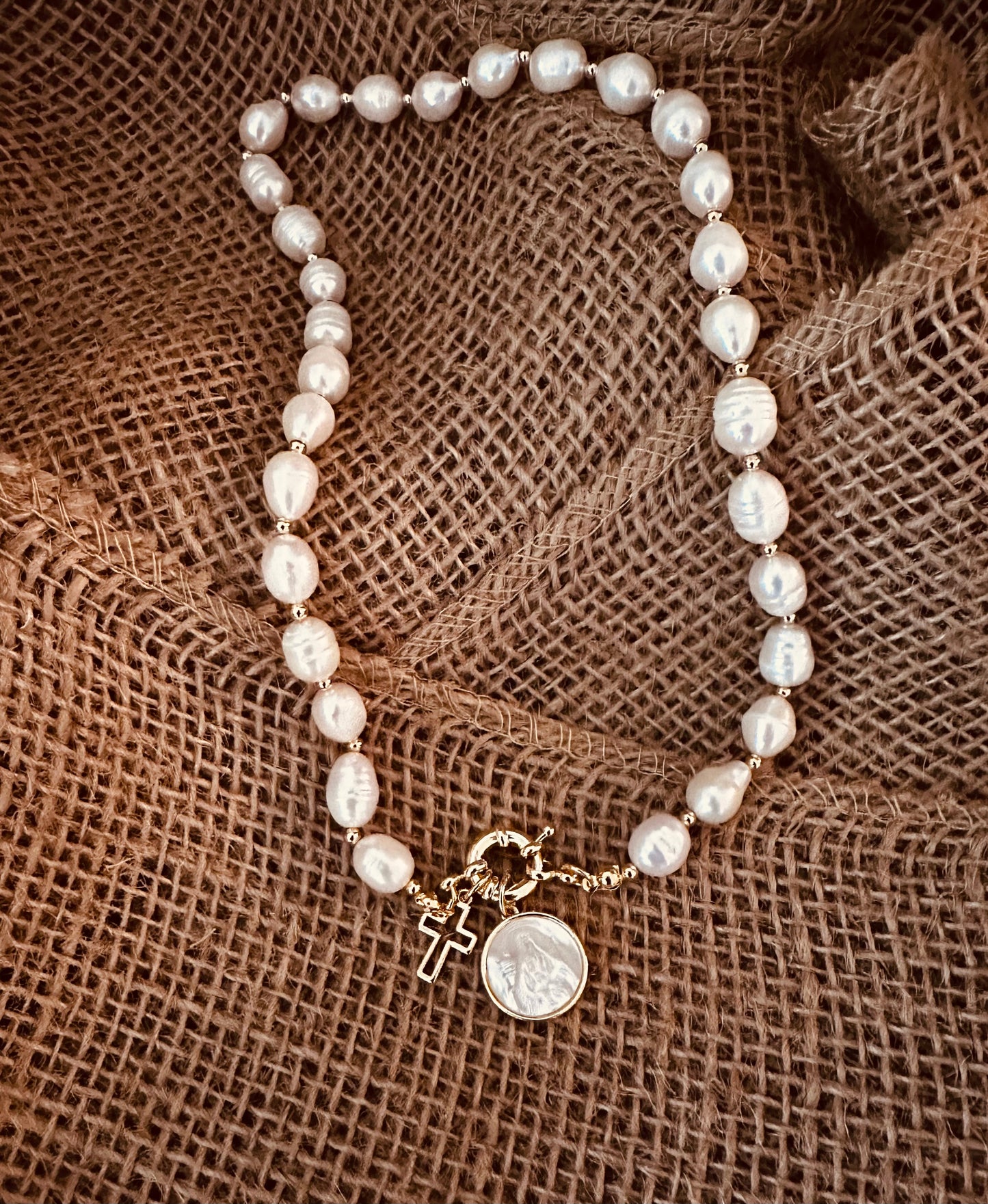 A- Collar de Perlas naturales con medalla de la Virgen de Coromoto