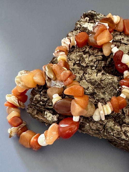 A- Pulseras de piedras Ámbar, coral y conchas marinas