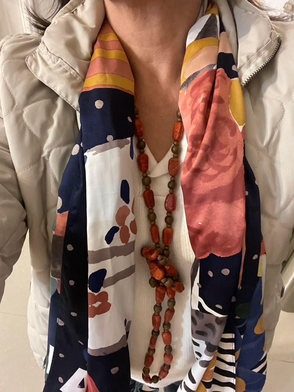 A Collar en Coral y madera