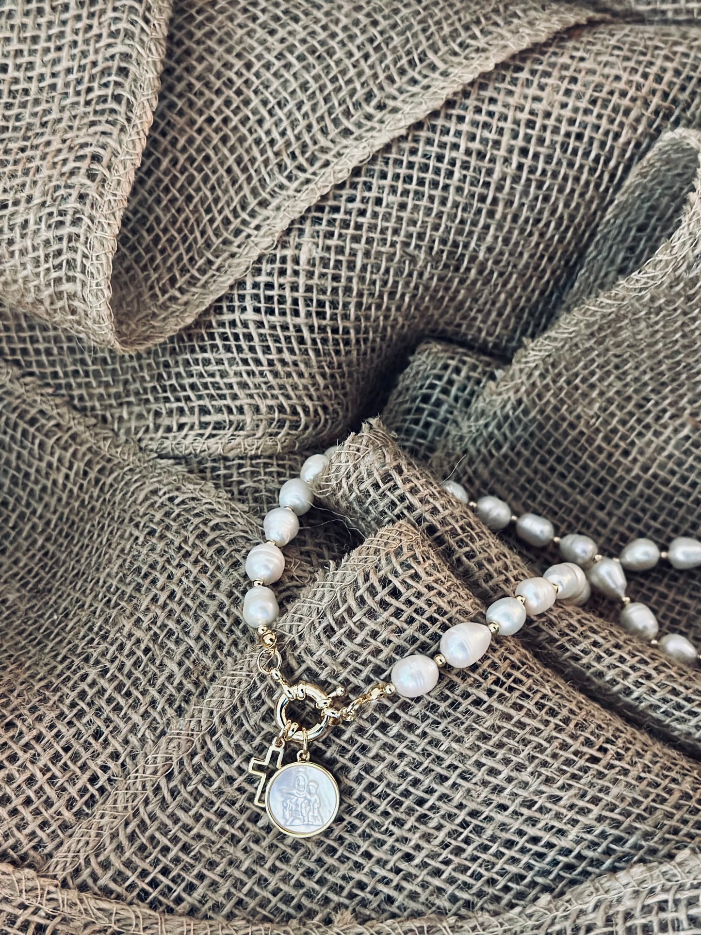 A Collar de Perlas naturales con la medalla de La Virgen del Carmen