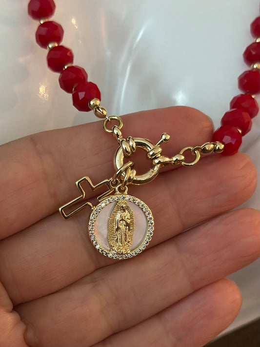 X- Collar realizado en Cristales rojos con dije de La Virgen