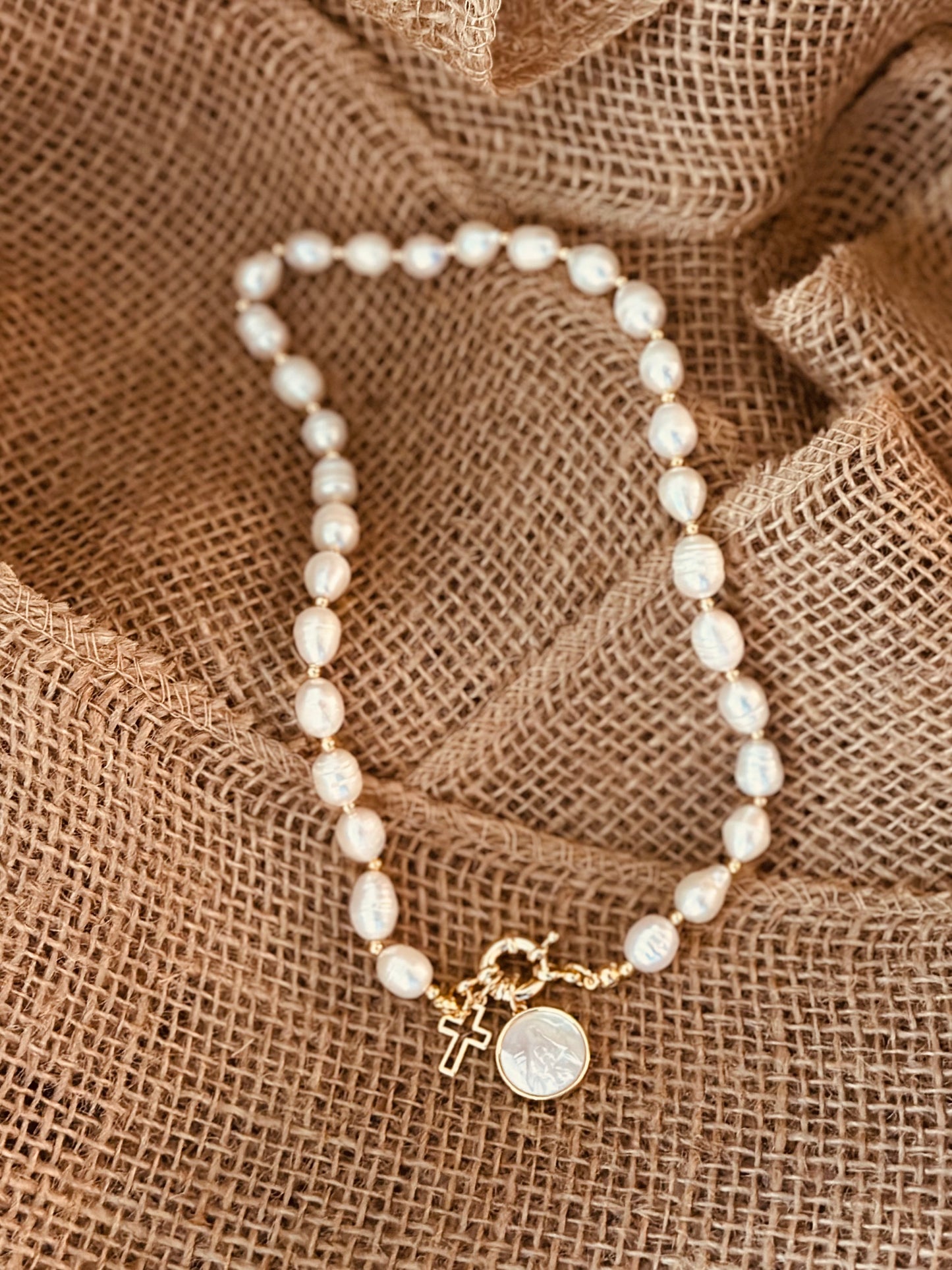 A- Collar de Perlas naturales con medalla de la Virgen de Coromoto