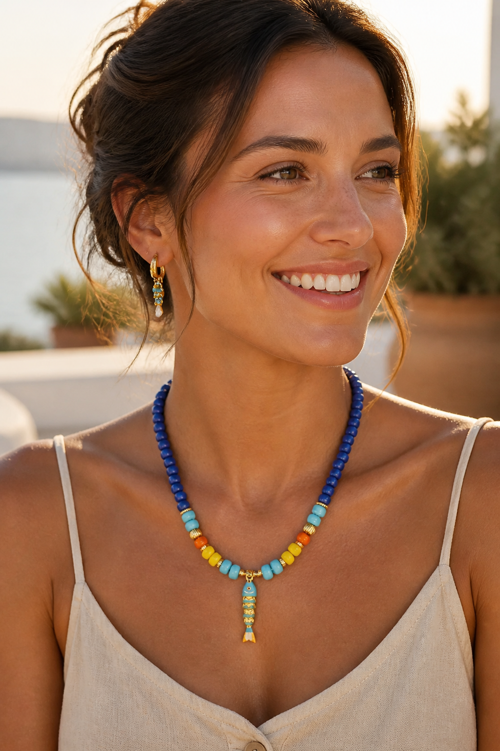 A Collar de cuentas de Vidrio azul con dije de Pez