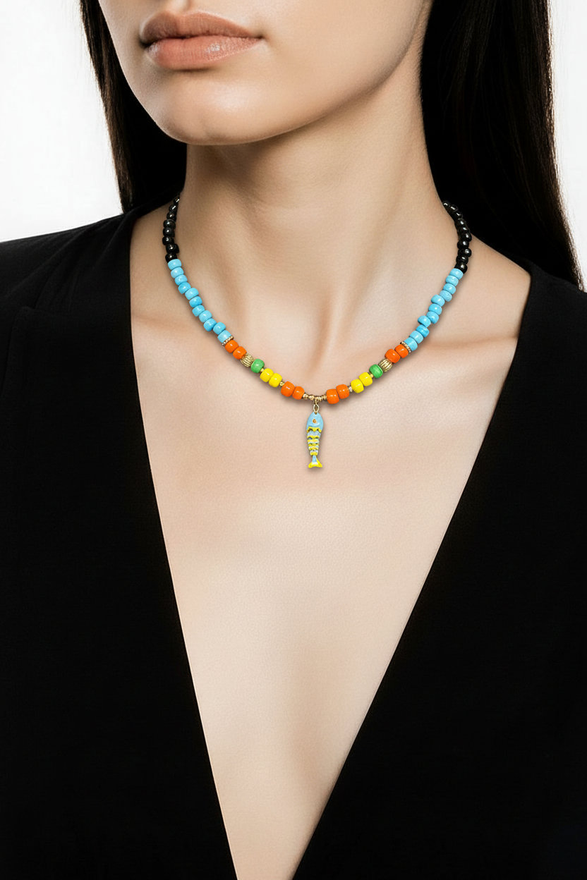 A Collar de Cuentas de Vidrio Celeste y Negro con dije de Pez