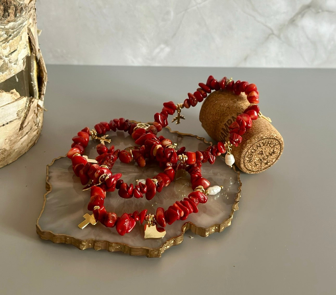 A Pulseras de Coral rojo con dijes de la suerte