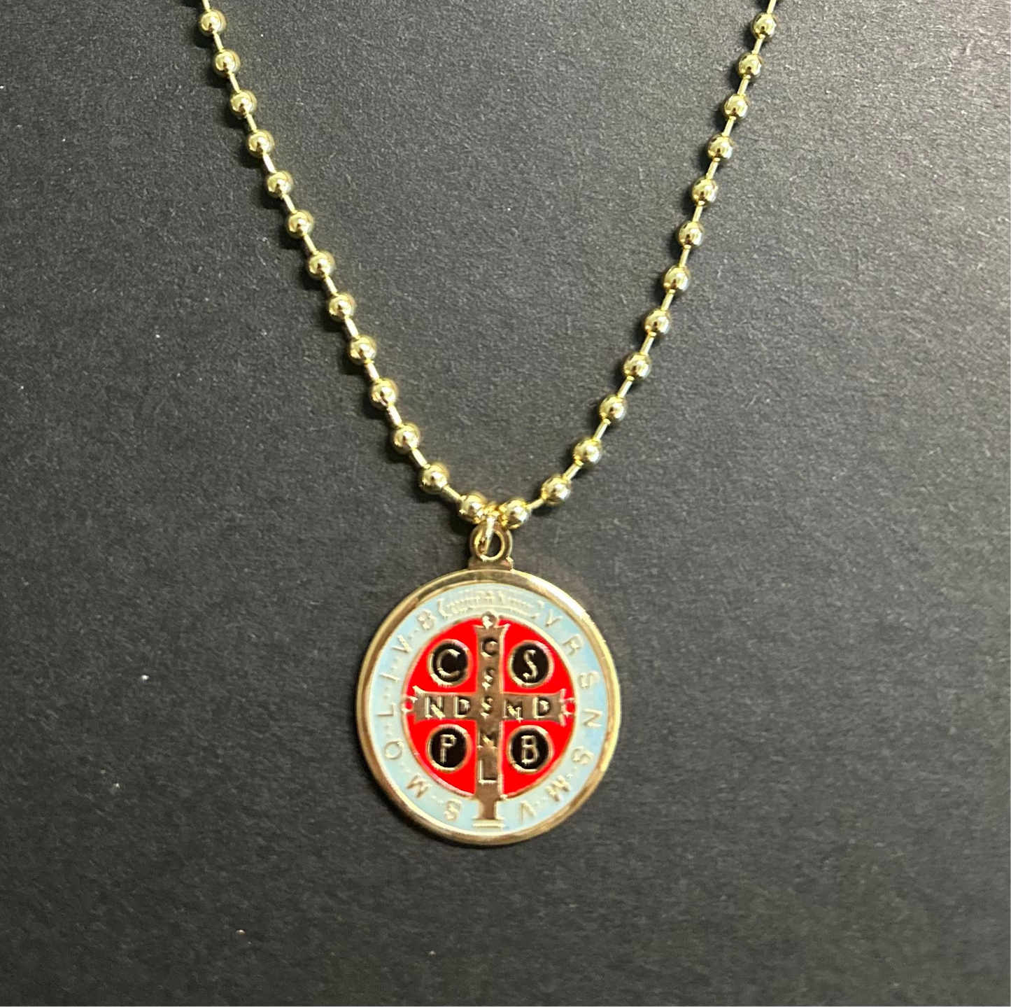 A Cadena estilo militar con baño de oro 18k y dije de San Benito