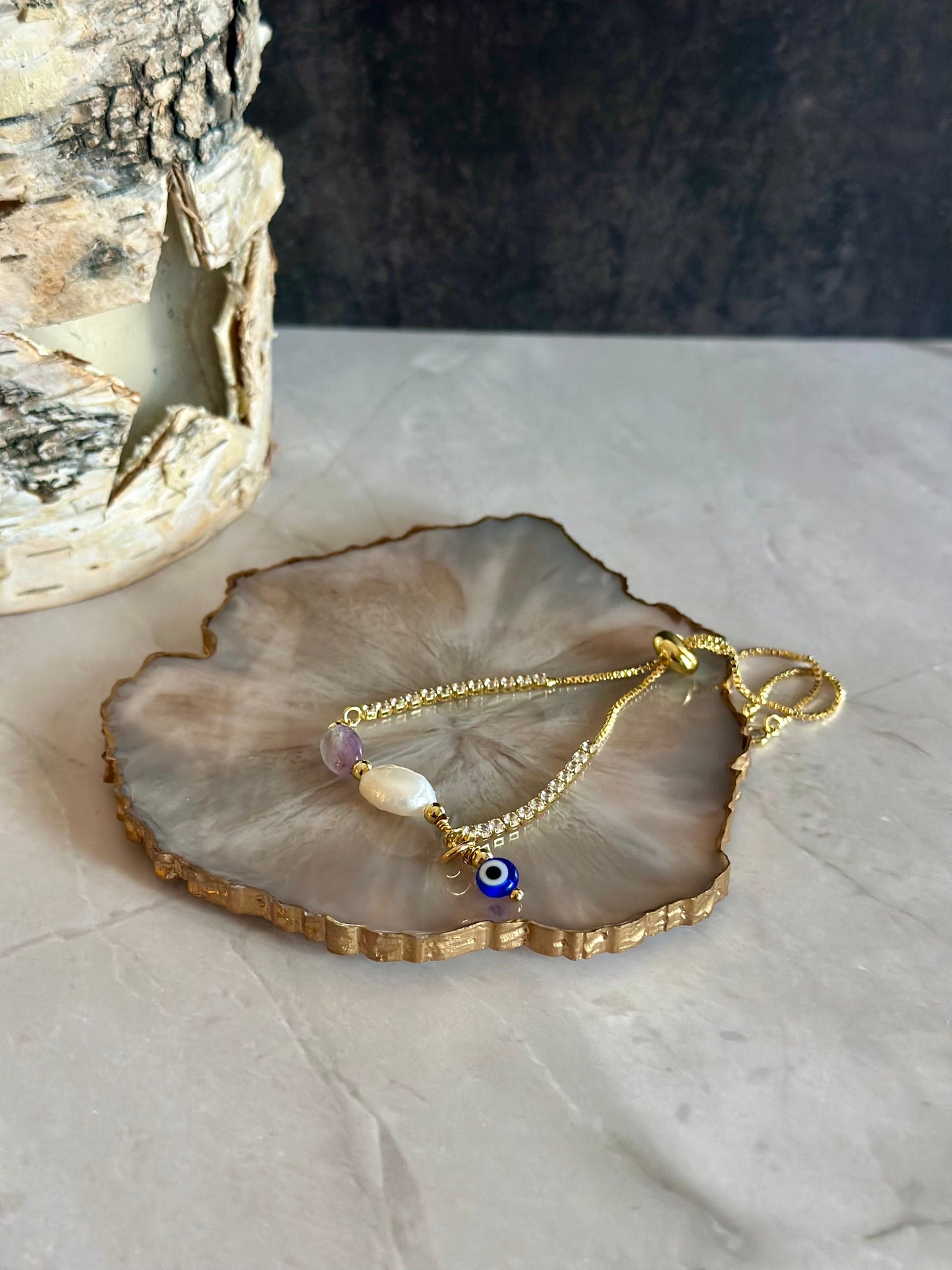 Pulseras en cadenas con dijes de Perlas y piedras