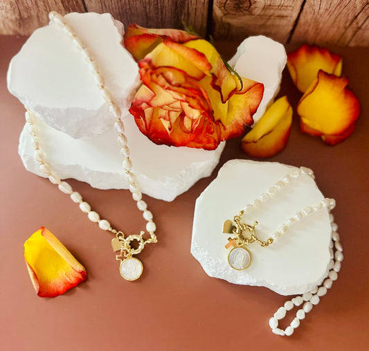 A Collar de Perlas naturales con medalla de la Virgen de Guadalupe