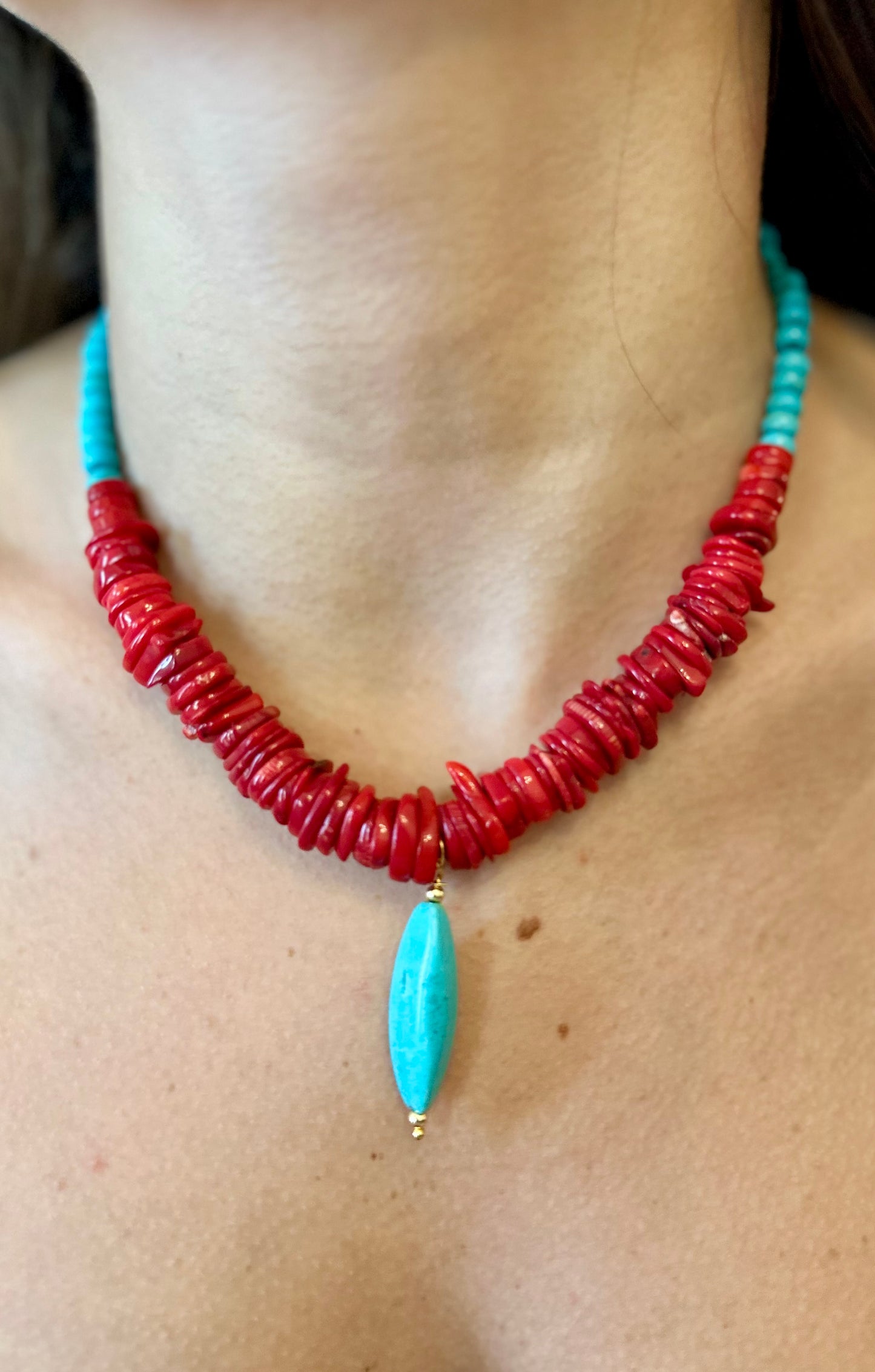 A- Collar en coral y turquesa