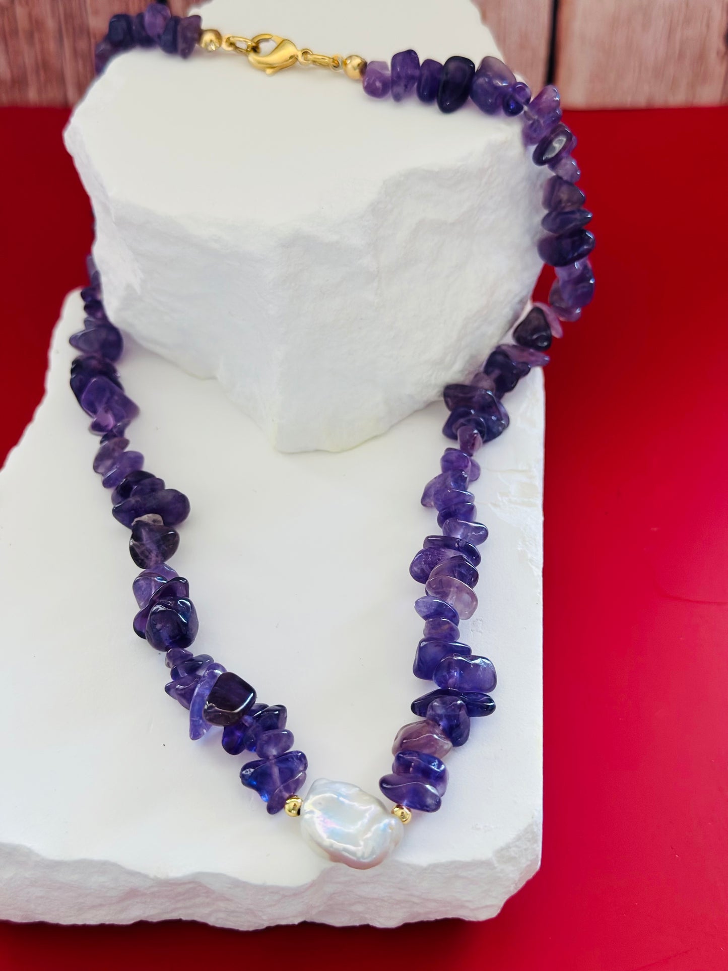 A- Collar en piedra Amatista con Perla natural