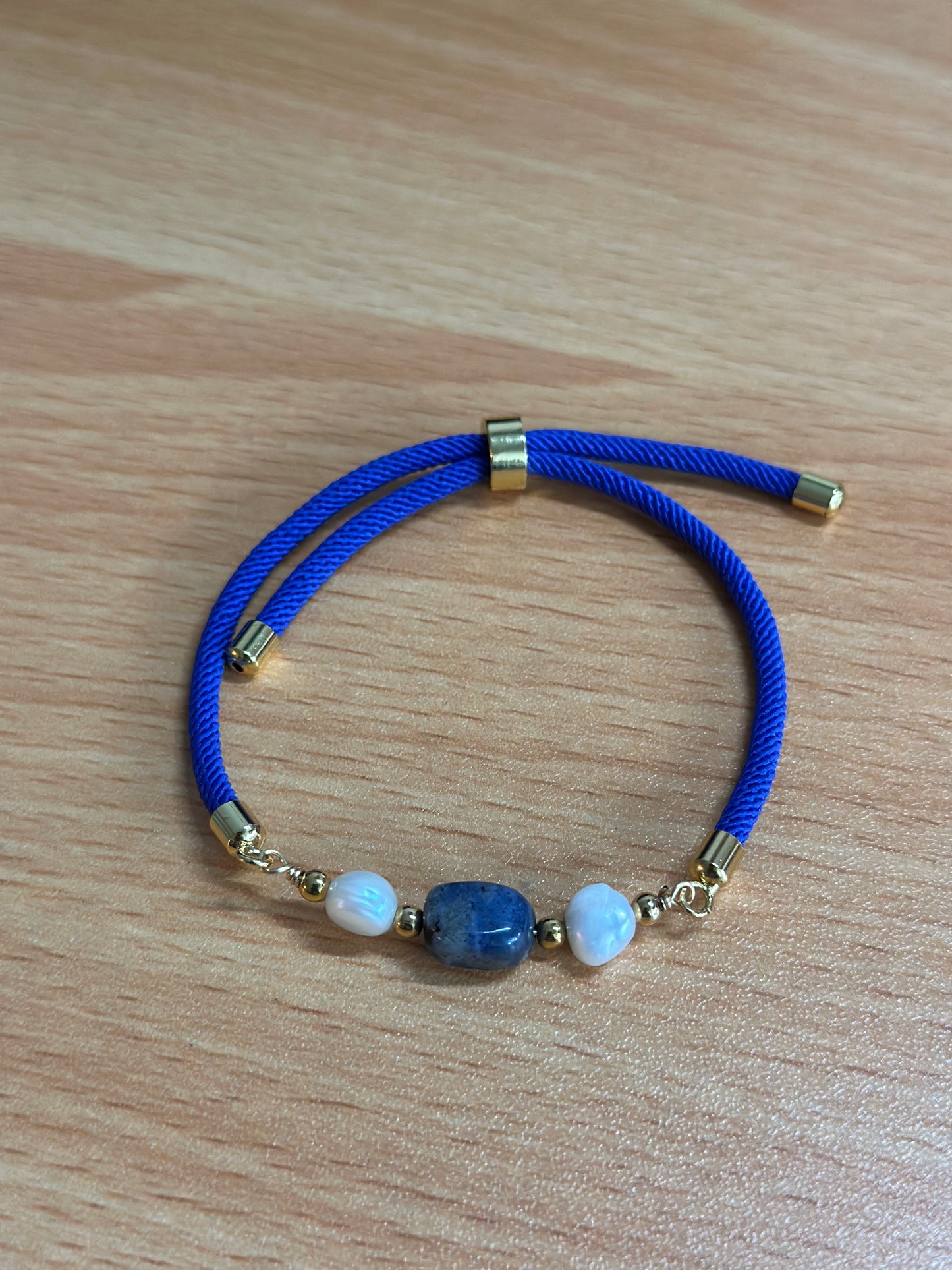 Pulsera de cordón azul con Perlas naturales y Lapislázuli