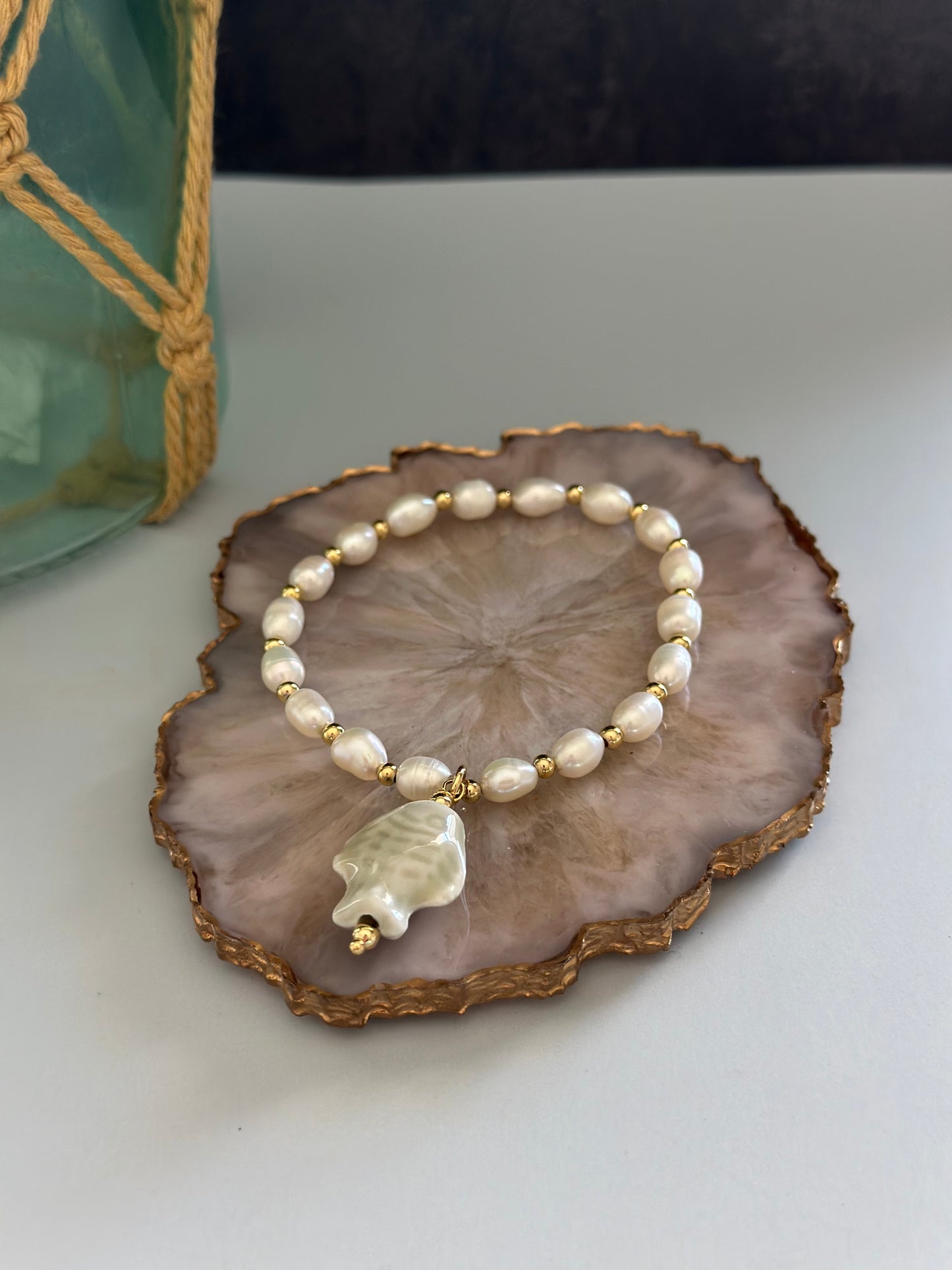 A Pulseras de Perla natural con dije de pez 🐟 de cerámica