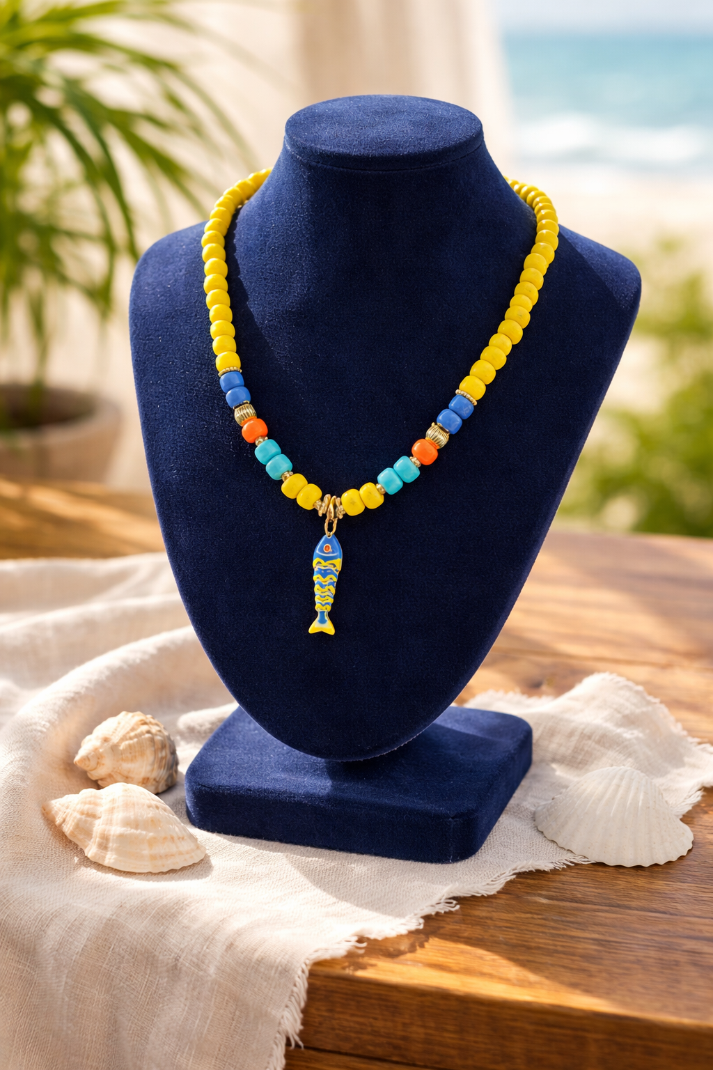 A Collar de Cuentas de Vidrio amarillo con dije de Pez