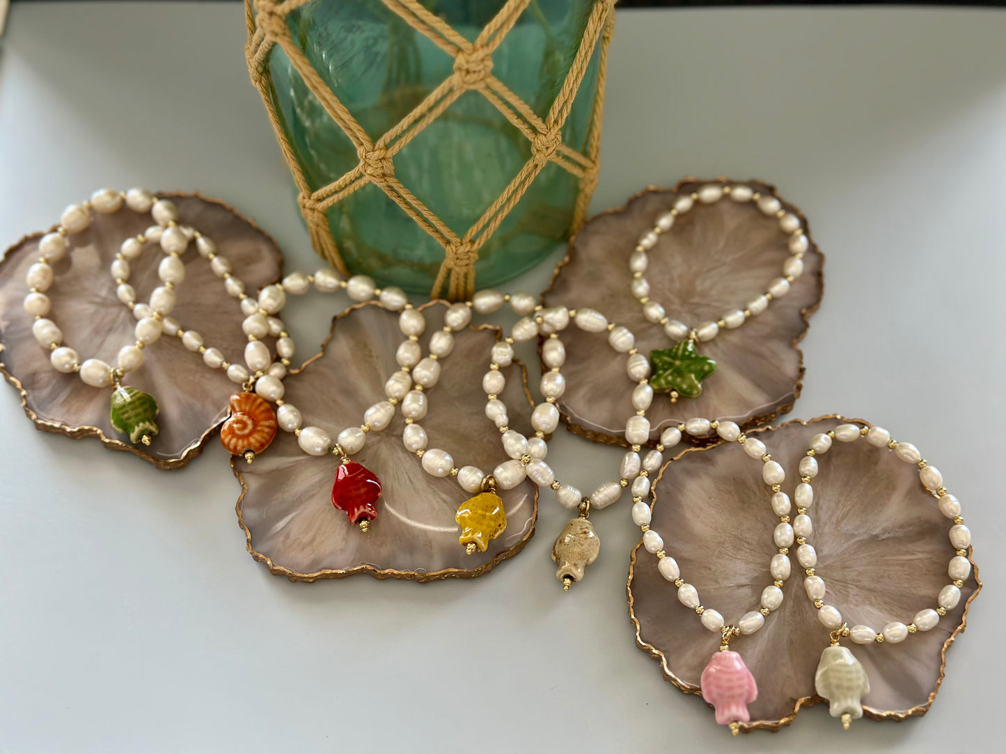 A- Pulseras de Perla natural con dijes en cerámica 🐚💚🧡