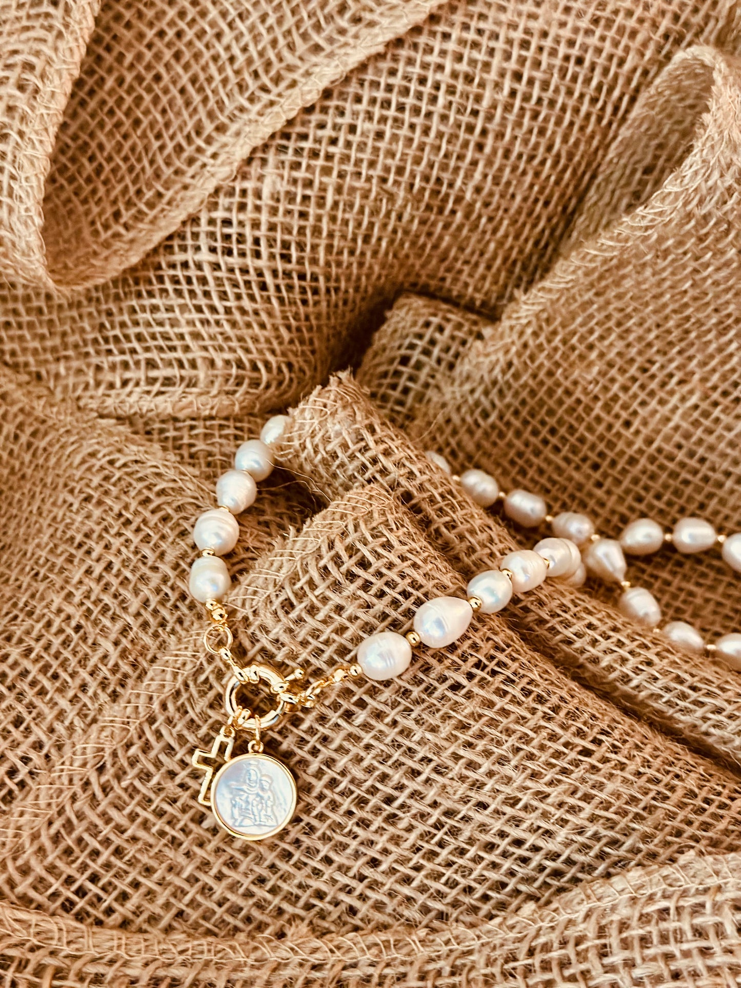 A Collar de Perlas naturales con la medalla de La Virgen del Carmen