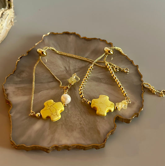 Pulseras en cadena con dijes de Cruz