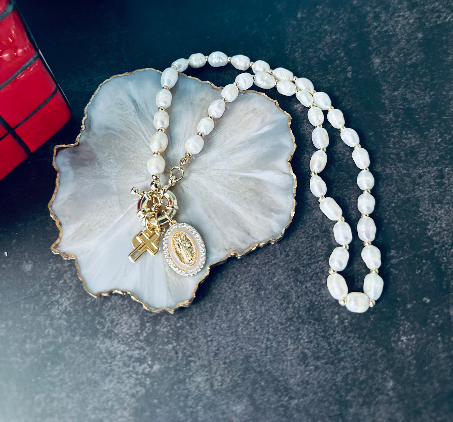 Collar de perlas y medalla ovalada de San Benito