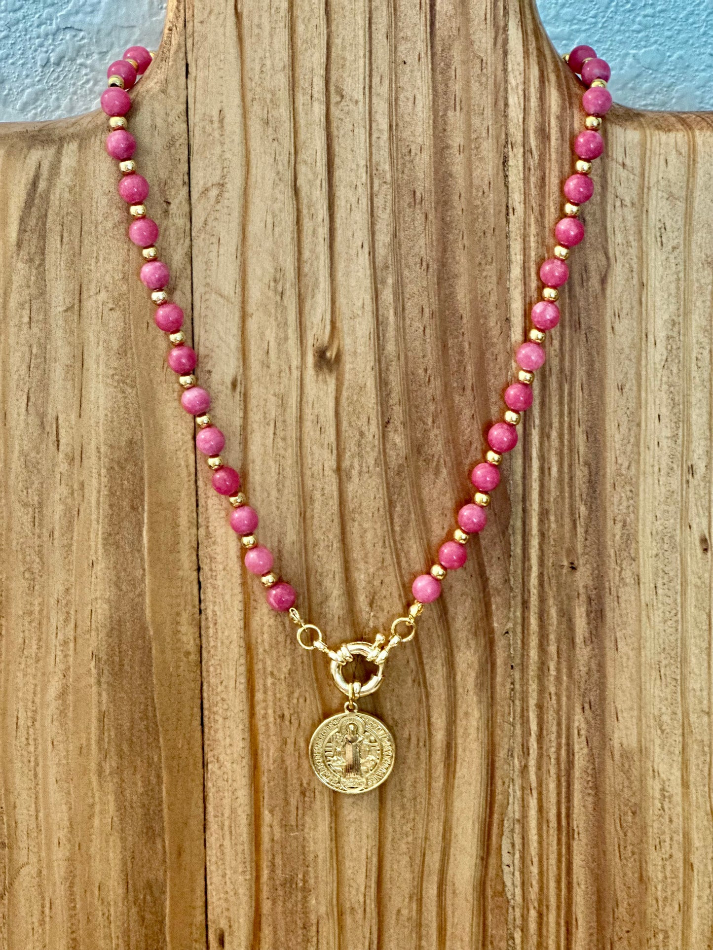 Collar con piedras Ágatas y medalla de San Benito